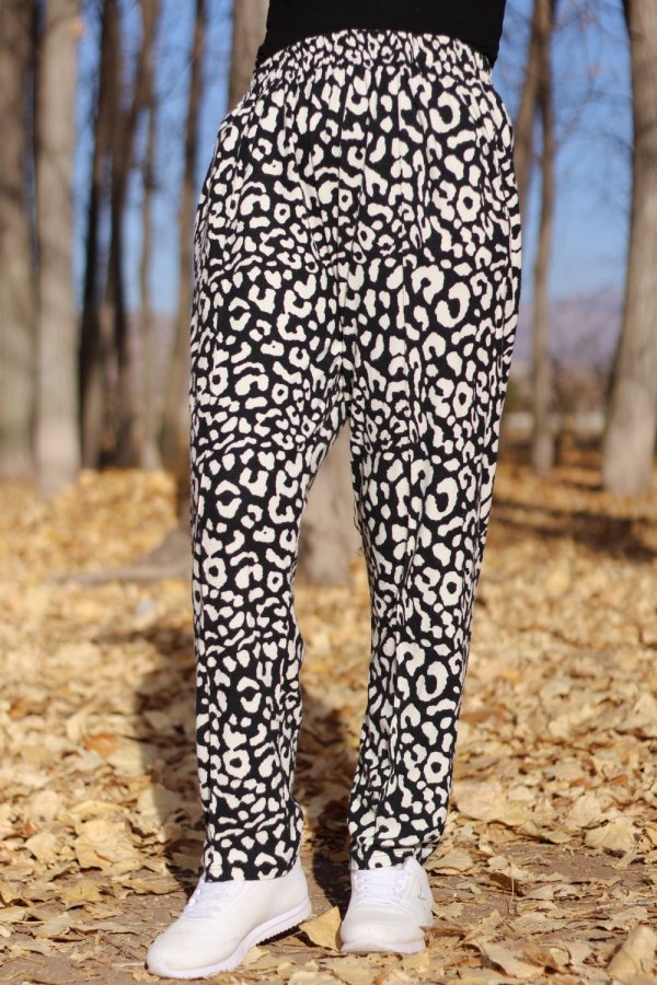 Büyük Beden Desenli Pamuk Süet Cepli Beli Lastikli Pantolon Siyah Leopar Büyük Beden Desenli Pamuk Süet Cepli Beli Lastikli Pantolon Siyah Leopar