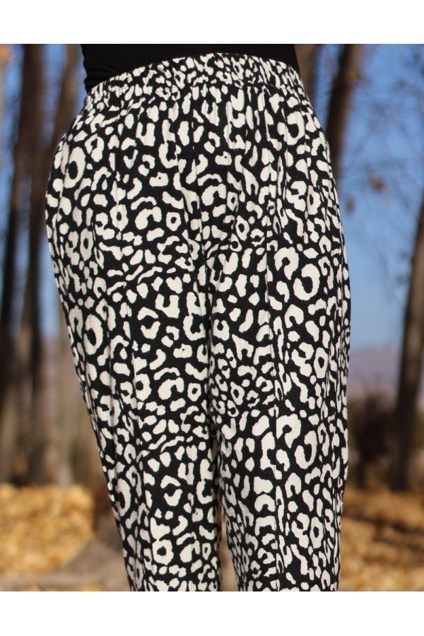 Büyük Beden Desenli Pamuk Süet Cepli Beli Lastikli Pantolon Siyah Leopar Büyük Beden Desenli Pamuk Süet Cepli Beli Lastikli Pantolon Siyah Leopar