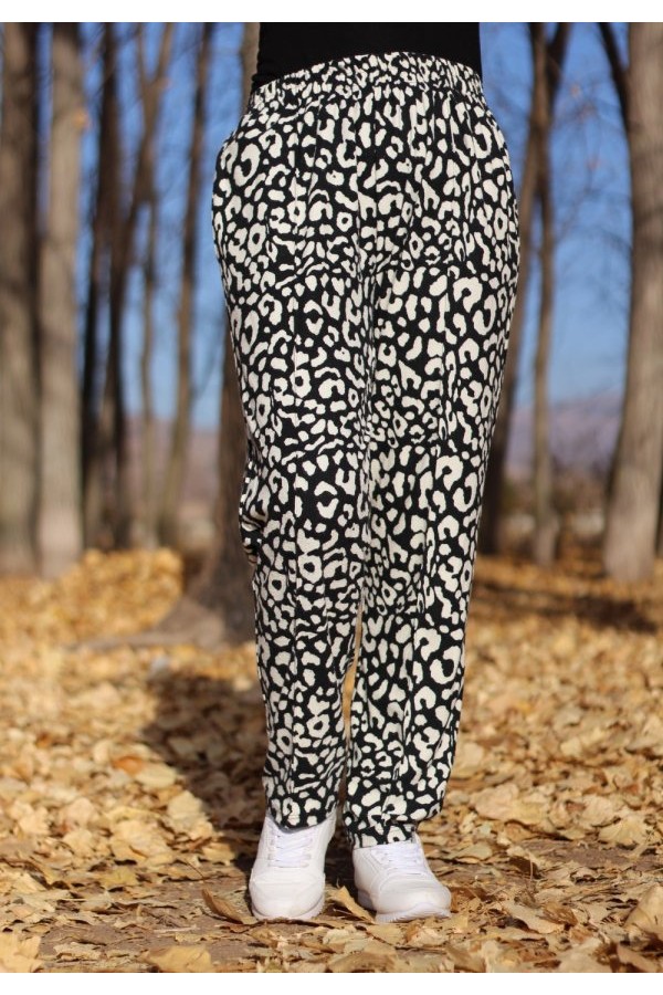 Büyük Beden Desenli Pamuk Süet Cepli Beli Lastikli Pantolon Siyah Leopar Büyük Beden Desenli Pamuk Süet Cepli Beli Lastikli Pantolon Siyah Leopar
