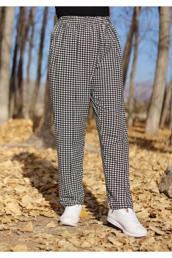 Büyük Beden Desenli Pamuk Süet Cepli Beli Lastikli Pantolon Siyah Kazayağı Büyük Beden Desenli Pamuk Süet Cepli Beli Lastikli Pantolon Siyah Kazayağı