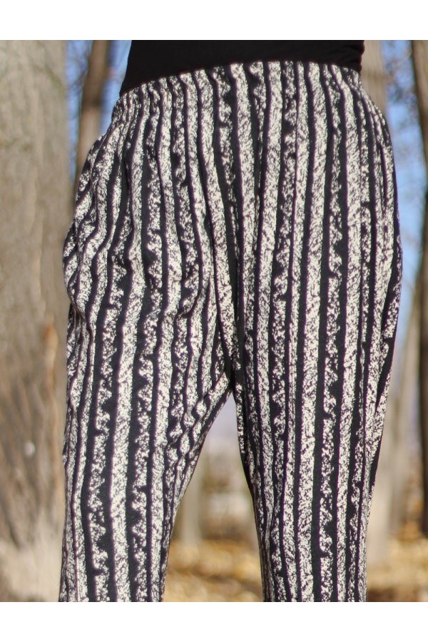 Büyük Beden Desenli Pamuk Süet Cepli Beli Lastikli Pantolon Siyah Dikine Çizgi Büyük Beden Desenli Pamuk Süet Cepli Beli Lastikli Pantolon Siyah Dikine Çizgi