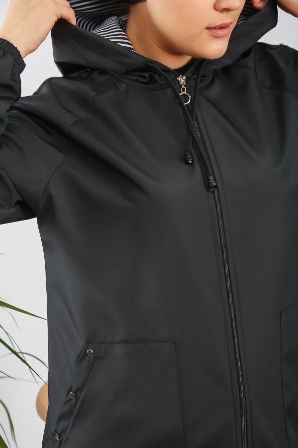 Kadın Büyük Beden Tam Boy İçi Çizgi Desenli Suya Dayanıklı Zımba Detaylı Trenç  Siyah