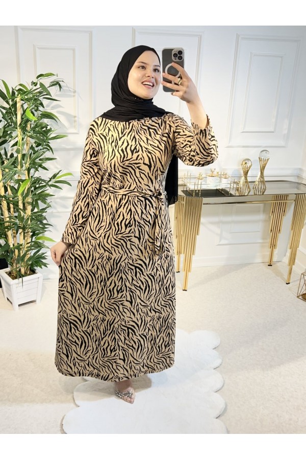 Büyük Beden Baskılı Krep Kumaş Elbise 64 bedene kadar Bej Çapraz Zebra Büyük Beden Baskılı Krep Kumaş Elbise 64 bedene kadar Bej Çapraz Zebra