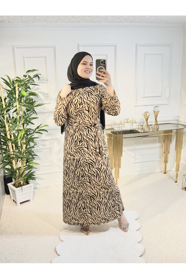 Büyük Beden Baskılı Krep Kumaş Elbise 64 bedene kadar Bej Çapraz Zebra Büyük Beden Baskılı Krep Kumaş Elbise 64 bedene kadar Bej Çapraz Zebra