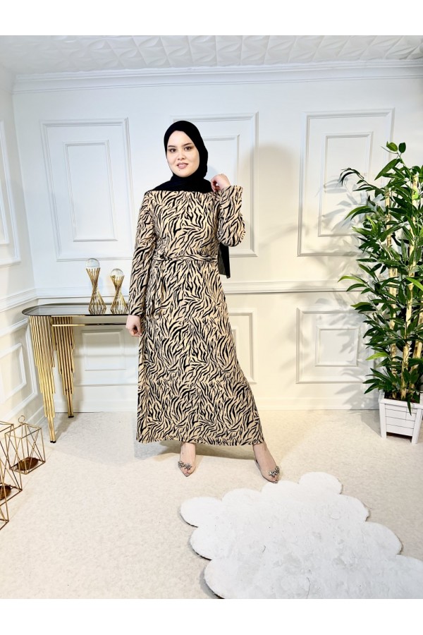 Büyük Beden Baskılı Krep Kumaş Elbise 64 bedene kadar Bej Çapraz Zebra Büyük Beden Baskılı Krep Kumaş Elbise 64 bedene kadar Bej Çapraz Zebra