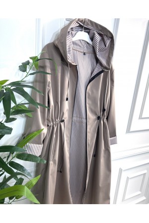 Çisem Ara Boy Duble Kol İçi Çizgi Desenli Bondit Kapşonlu Trenç Vizon Çisem Ara Boy Duble Kol İçi Çizgi Desenli Bondit Kapşonlu Trenç Vizon