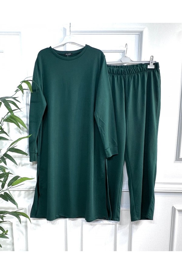 Uğur Yanları Yırtmaçlı Uzun İki İplik Takım - Zümrüt Uğur Yanları Yırtmaçlı Uzun İki İplik Takım - Zümrüt