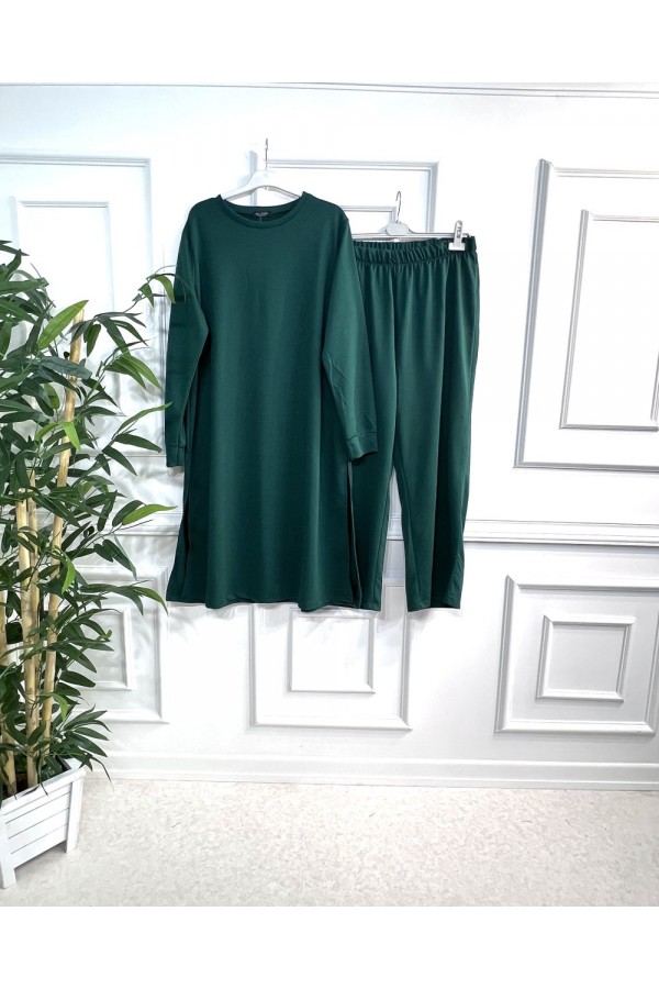 Uğur Yanları Yırtmaçlı Uzun İki İplik Takım - Zümrüt Uğur Yanları Yırtmaçlı Uzun İki İplik Takım - Zümrüt