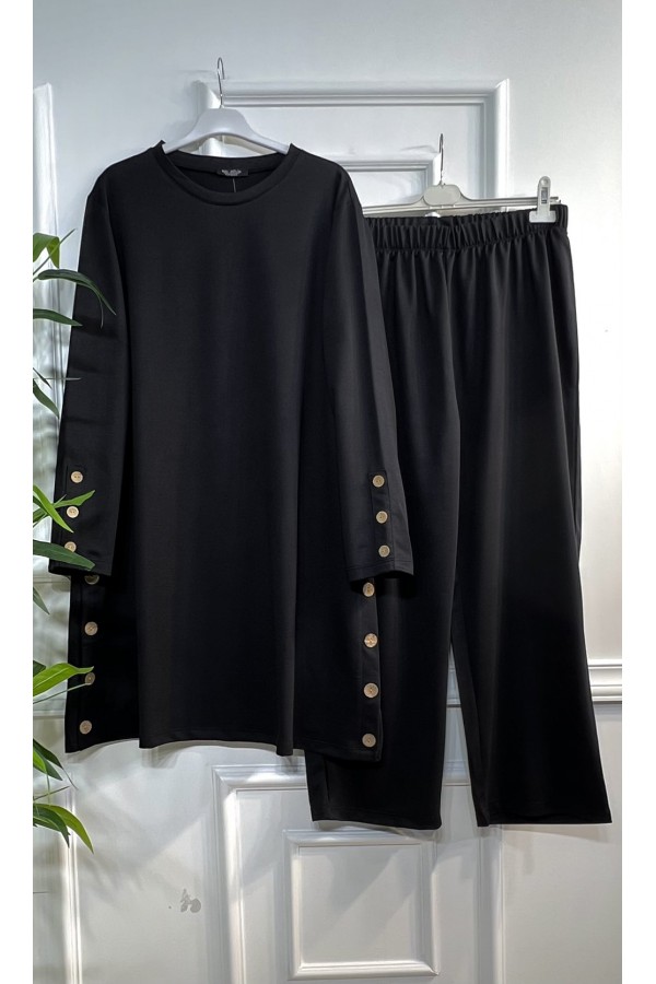 Helen Düğme Detaylı İki İplik Penye Takım - Siyah Helen Düğme Detaylı İki İplik Penye Takım - Siyah