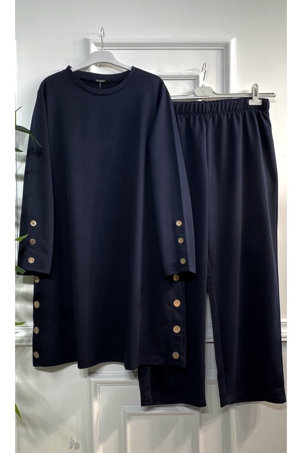 Helen Düğme Detaylı İki İplik Penye Takım - Lacivert Helen Düğme Detaylı İki İplik Penye Takım - Lacivert