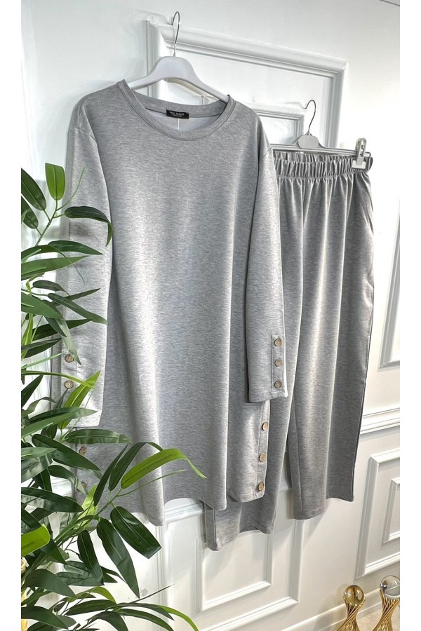 Helen Düğme Detaylı İki İplik Penye Takım - Gri Helen Düğme Detaylı İki İplik Penye Takım - Gri