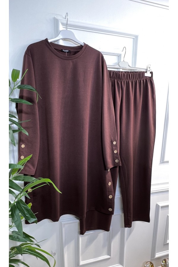 Helen Düğme Detaylı İki İplik Penye Takım - Kahverengi Helen Düğme Detaylı İki İplik Penye Takım - Kahverengi