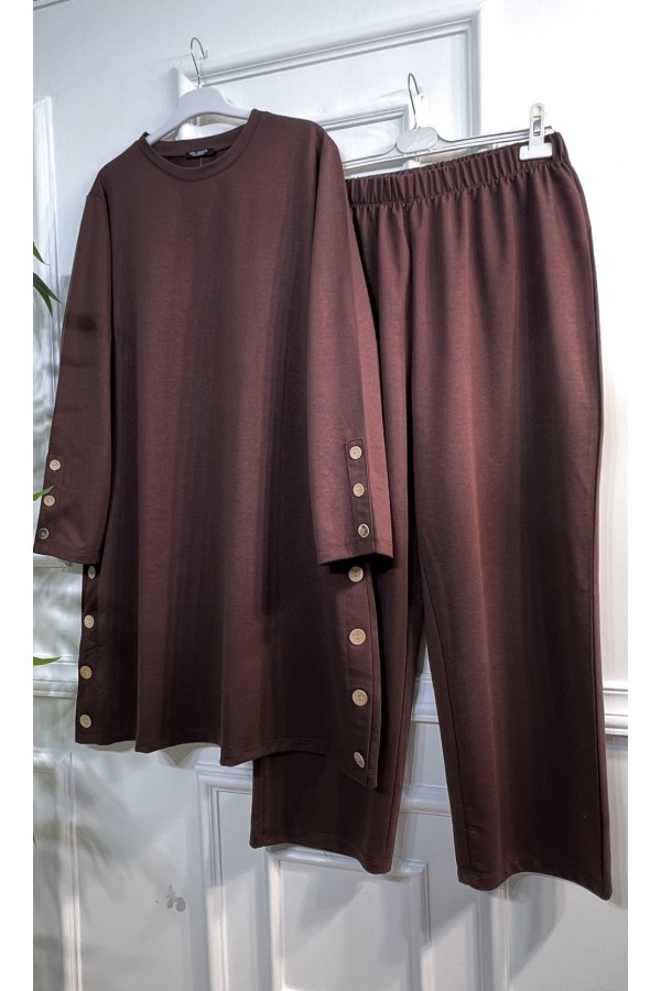 Helen Düğme Detaylı İki İplik Penye Takım - Kahverengi Helen Düğme Detaylı İki İplik Penye Takım - Kahverengi