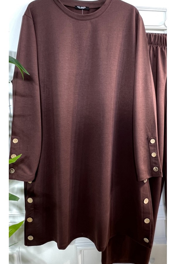 Helen Düğme Detaylı İki İplik Penye Takım - Kahverengi Helen Düğme Detaylı İki İplik Penye Takım - Kahverengi