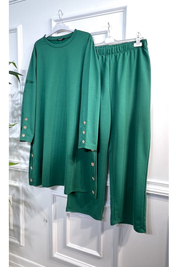 Helen Düğme Detaylı İki İplik Penye Takım - Zümrüt Helen Düğme Detaylı İki İplik Penye Takım - Zümrüt