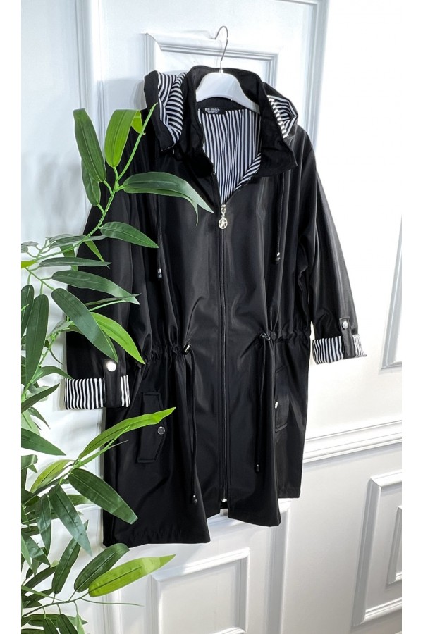 Nisa Çıkarılabilir Kapşonlu İçi Çizgili Kısa Trenç - Siyah Nisa Çıkarılabilir Kapşonlu İçi Çizgili Kısa Trenç - Siyah