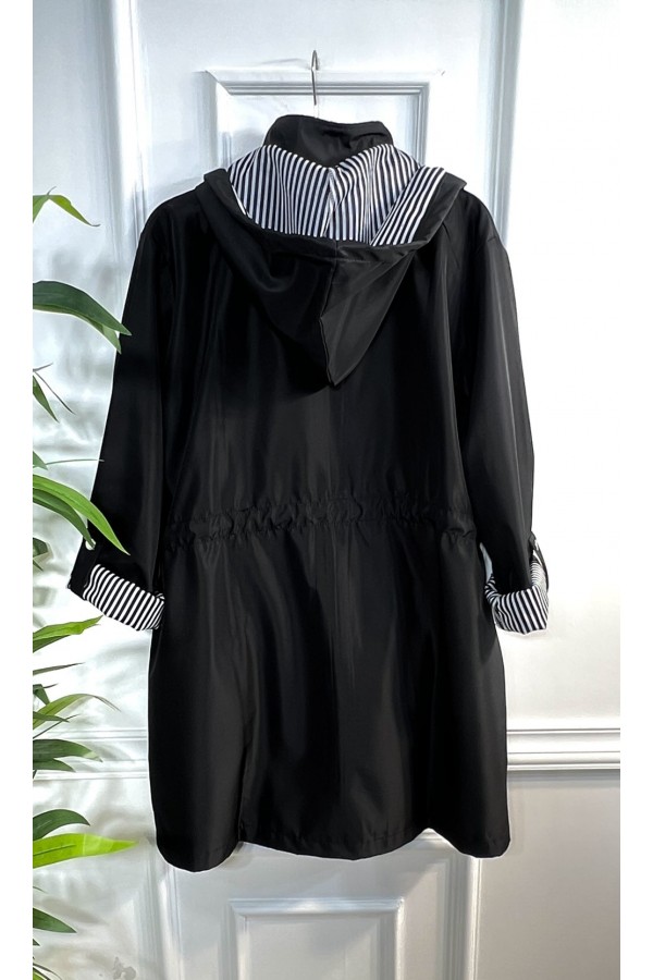 Nisa Çıkarılabilir Kapşonlu İçi Çizgili Kısa Trenç - Siyah Nisa Çıkarılabilir Kapşonlu İçi Çizgili Kısa Trenç - Siyah