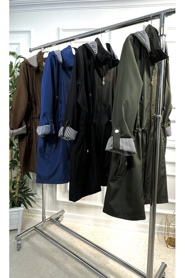 Nisa Çıkarılabilir Kapşonlu İçi Çizgili Kısa Trenç - Siyah Nisa Çıkarılabilir Kapşonlu İçi Çizgili Kısa Trenç - Siyah