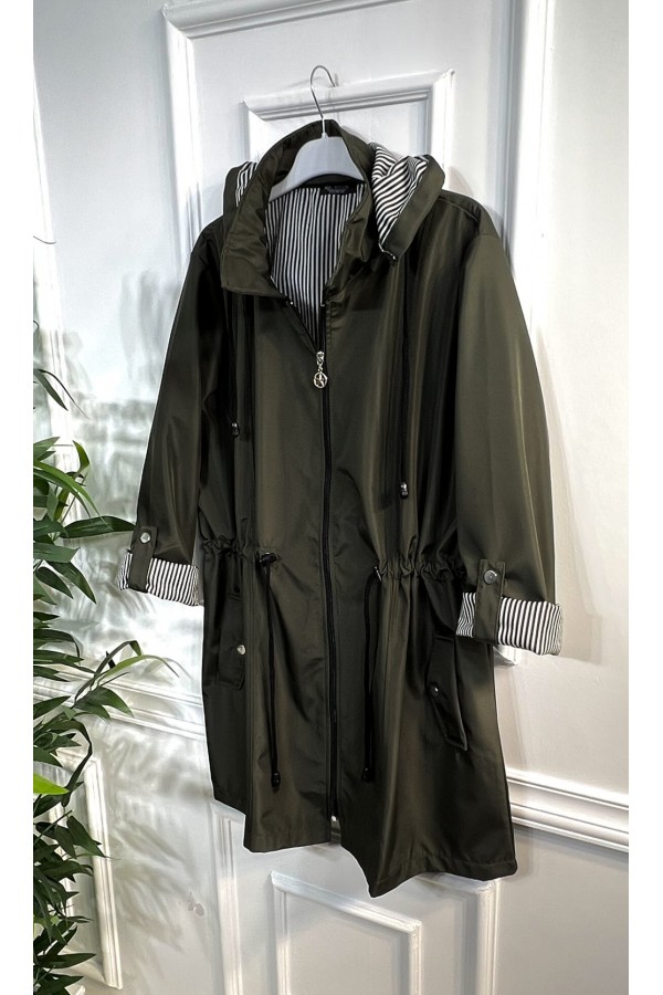 Nisa Çıkarılabilir Kapşonlu İçi Çizgili Kısa Trenç - Haki Nisa Çıkarılabilir Kapşonlu İçi Çizgili Kısa Trenç - Haki