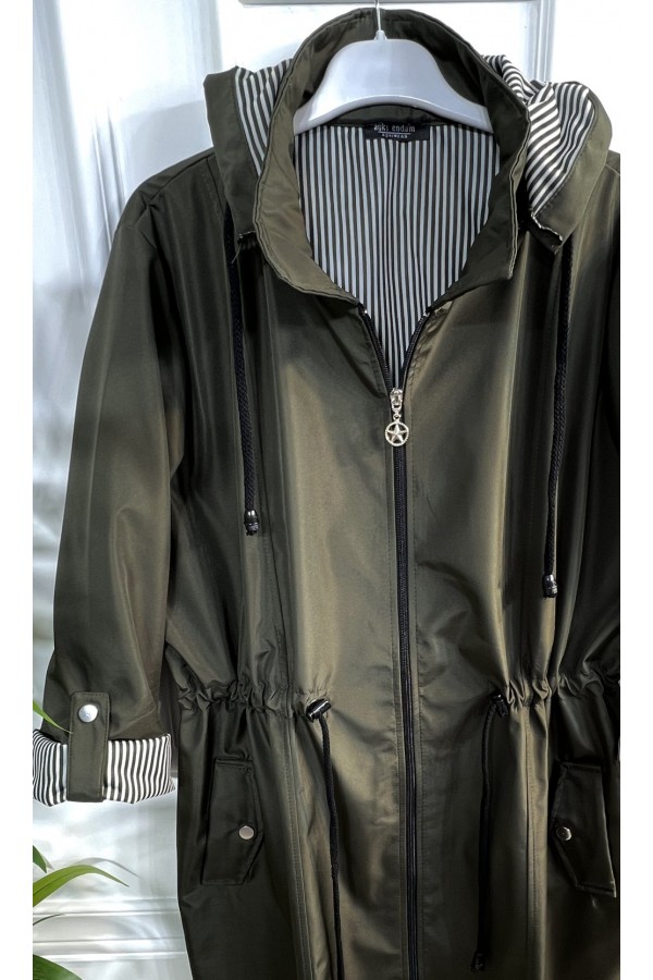 Nisa Çıkarılabilir Kapşonlu İçi Çizgili Kısa Trenç - Haki Nisa Çıkarılabilir Kapşonlu İçi Çizgili Kısa Trenç - Haki