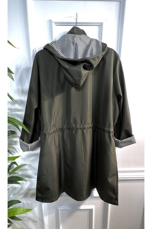 Nisa Çıkarılabilir Kapşonlu İçi Çizgili Kısa Trenç - Haki Nisa Çıkarılabilir Kapşonlu İçi Çizgili Kısa Trenç - Haki