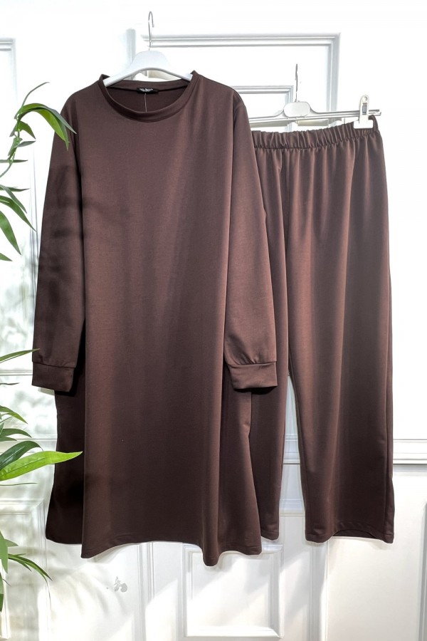 Uğur Yanları Yırtmaçlı Uzun İki İplik Takım - Kahverengi Uğur Yanları Yırtmaçlı Uzun İki İplik Takım - Kahverengi