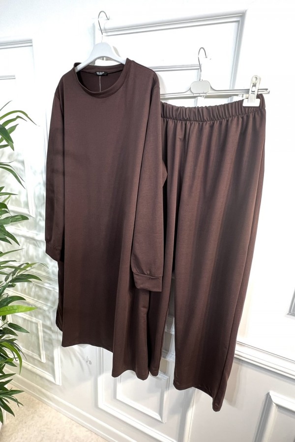 Uğur Yanları Yırtmaçlı Uzun İki İplik Takım - Kahverengi Uğur Yanları Yırtmaçlı Uzun İki İplik Takım - Kahverengi