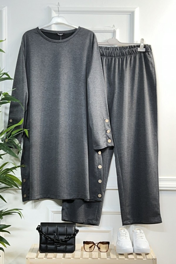 Helen Düğme Detaylı İki İplik Penye Takım - Antrasit Helen Düğme Detaylı İki İplik Penye Takım - Antrasit
