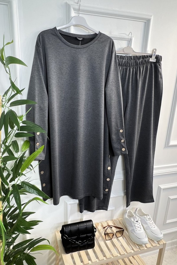 Helen Düğme Detaylı İki İplik Penye Takım - Antrasit Helen Düğme Detaylı İki İplik Penye Takım - Antrasit