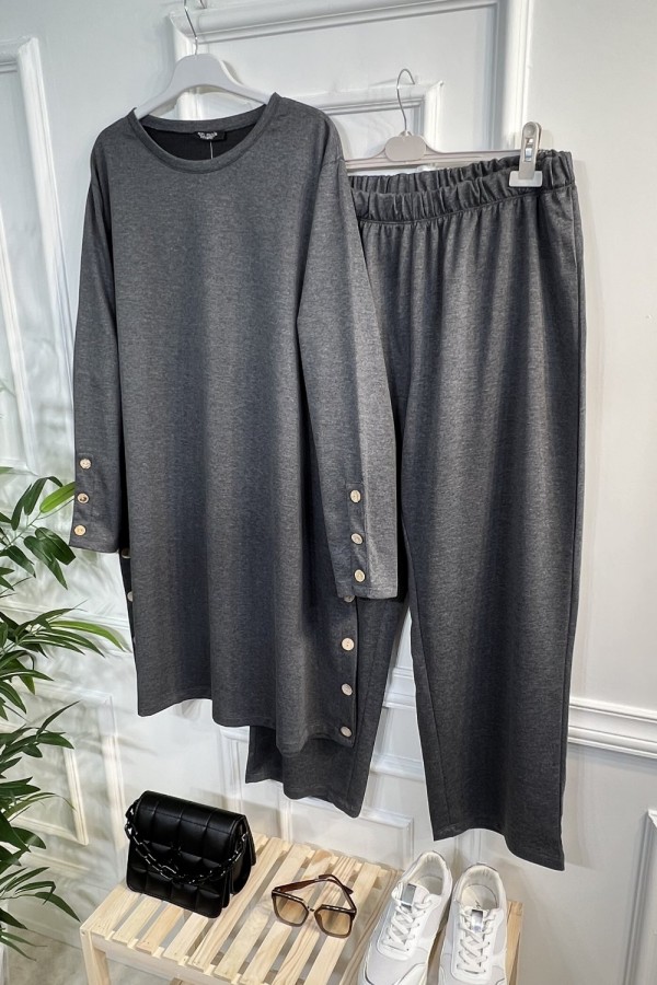 Helen Düğme Detaylı İki İplik Penye Takım - Antrasit Helen Düğme Detaylı İki İplik Penye Takım - Antrasit