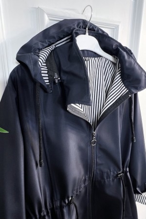 Nisa Çıkarılabilir Kapşonlu İçi Çizgili Kısa Trenç - Lacivert Nisa Çıkarılabilir Kapşonlu İçi Çizgili Kısa Trenç - Lacivert